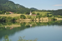 Anteiglesia reflejada en el embalse