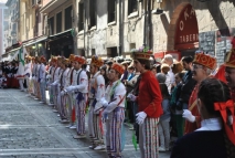 Unos dantzaris nos reciben en la Calle Estafeta